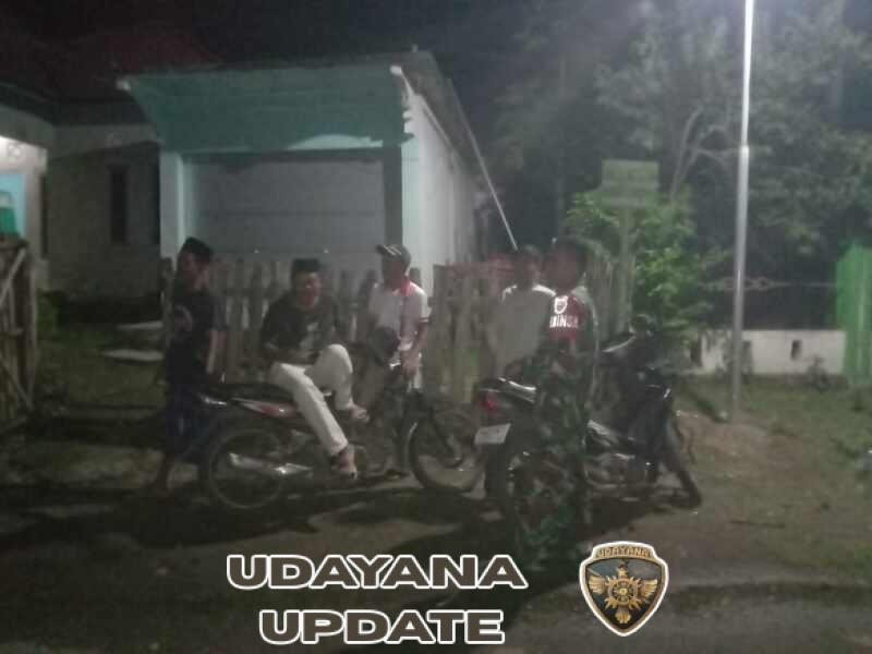 Pererat Silaturahmi, Babinsa Serakapi Kongkow Bersama Warga Saat Patroli Malam