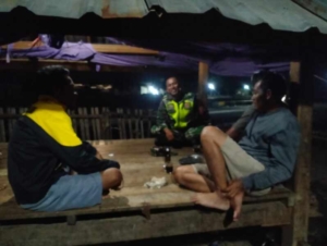 Kongkow-kongkow Bersama Warga, Babinsa Tanju Perkuat Keamanan Lingkungan