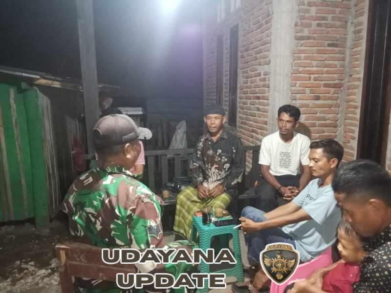 Sertu Imansyah Babinsa Soriutu Pimpin Patroli Malam Bersama Warga Manggelewa
