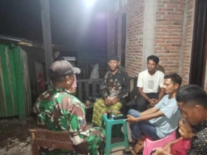 Sertu Imansyah Babinsa Soriutu Pimpin Patroli Malam Bersama Warga Manggelewa