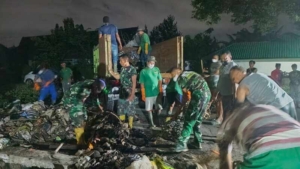 Sinergi TNI dan DLHK Bersihkan Sampah di Gunungsari