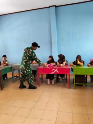 TNI Hadir di Sekolah, Babinsa Jereweh Dampingi Pembagian Makan Bergizi Gratis