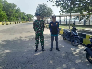 Ciptakan Situasi Aman, Babinsa Poto Tano Laksanakan PAM Pelabuhan