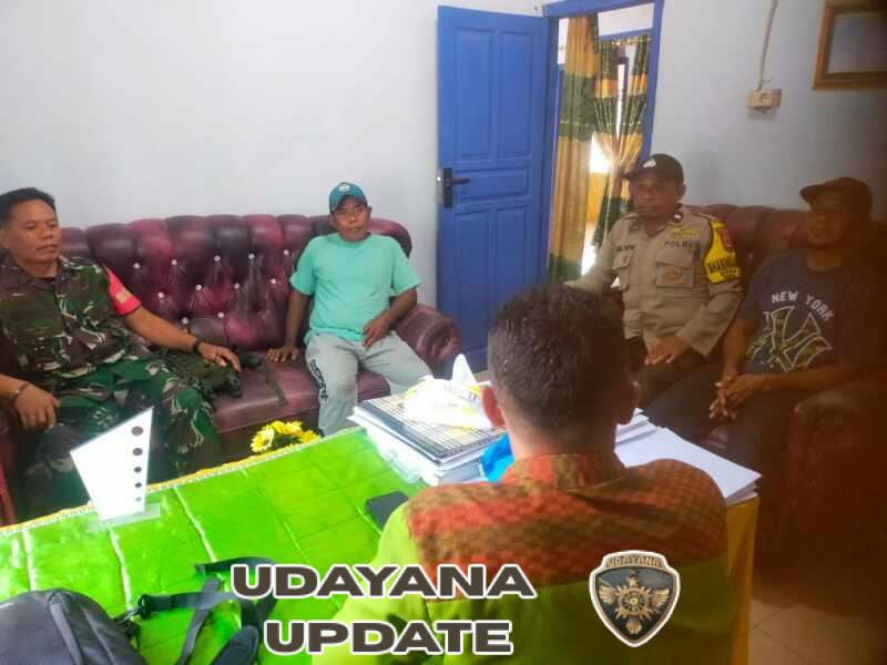 Sigap, Babinsa Desa Jala Fasilitasi Perdamaian Sengketa Lahan WargaHu’u, NTB – Babinsa Desa Jala Koramil 1614-03/Hu’u, Serma Landa, melaksanakan kegiatan teritorial dengan memediasi permasalahan sengketa lahan yang terjadi antara dua warga di Dusun Bahari, Desa Jala, pada Jumat (6/3/2026). Mediasi tersebut dilakukan bersama Bhabinkamtibmas dan Kepala Desa Jala guna menjaga situasi keamanan dan ketertiban masyarakat tetap kondusif.  Permasalahan terjadi antara dua warga yang masing-masing berinisial E.F (29) dan M.I (35). Keduanya terlibat perselisihan terkait batas lahan untuk pengekerangan rumah yang berlokasi di Dusun Bahari, Desa Jala.  Melihat adanya potensi konflik di tengah masyarakat, Babinsa Serma Landa segera mengambil langkah dengan memfasilitasi pertemuan kedua belah pihak. Upaya ini dilakukan sebagai bagian dari tugas pembinaan teritorial Babinsa dalam menjaga keharmonisan dan kerukunan warga binaan.  Dalam proses mediasi tersebut, kedua pihak diberikan kesempatan untuk menyampaikan pendapat dan penjelasan masing-masing. Babinsa bersama unsur pemerintah desa dan Bhabinkamtibmas kemudian memberikan arahan serta solusi agar permasalahan dapat diselesaikan secara bijak.  Melalui musyawarah yang berlangsung dengan suasana kekeluargaan, kedua pihak akhirnya sepakat menyelesaikan permasalahan secara damai. Kesepakatan tersebut diterima oleh E.F maupun M.I sehingga sengketa lahan dapat diselesaikan tanpa menimbulkan konflik lanjutan.  Kegiatan mediasi yang difasilitasi Babinsa Desa Jala tersebut berlangsung aman, tertib, dan lancar. Kehadiran Babinsa di tengah masyarakat diharapkan terus menjadi solusi dalam setiap permasalahan warga serta menjaga stabilitas keamanan di wilayah binaan.