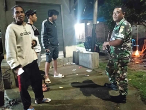 Babinsa Seteluk Imbau Pemuda Jaga Ketertiban Saat Patroli Malam