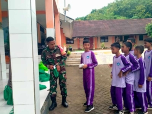 Babinsa Koramil Jereweh Dampingi Program Makan Bergizi Gratis di SDN Dasan