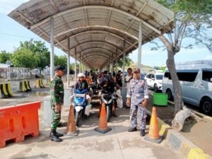Babinsa Koramil Poto Tano Laksanakan Pengamanan di Pelabuhan Penyeberangan