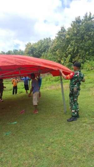 Babinsa Serka Isyra Komsos dengan Warga Woro Timur Saat Persiapan Pemakaman