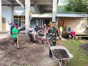 Sambut Idul Fitri, Babinsa Koramil 1614-03/Hu’u Gotong Royong Bersama Warga