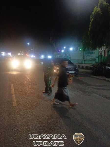 Babinsa Hadir di Tengah Masyarakat, Pengamanan Tarawih Berjalan Aman dan Lancar