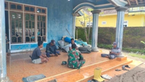 Babinsa Koramil 1628-02/Sekongkang Gelar Komsos Bersama Warga Desa  Tongo Bahas Kamtibmas