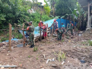 Babinsa Koramil Taliwang Bersama Warga Gotong Royong Pasang Pagar  Sekolah Seatap Mataiyang
