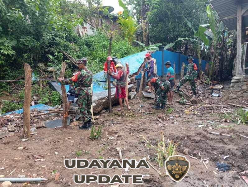 Babinsa Koramil Taliwang Bersama Warga Gotong Royong Pasang Pagar Sekolah Seatap Mataiyang