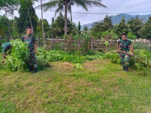 Danramil Poto Tano Bersama Anggota Laksanakan Pembersihan Lingkungan Makoramil