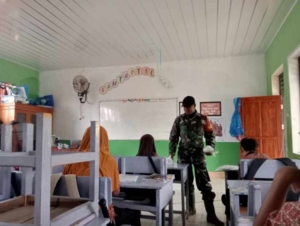 Babinsa Beru Dampingi Kegiatan Makan Bergizi Gratis di SDN 1 Jereweh