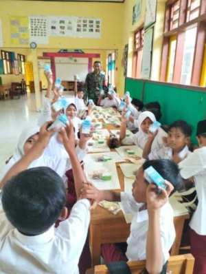 Sertu Saiful Anas Pantau Pembagian Makan Bergizi Gratis bagi Siswa SDN Kalimantong