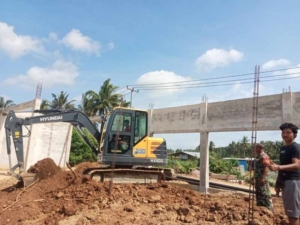 Pastikan Pembangunan Berjalan Lancar, Babinsa Rempe Turun Langsung ke Lokasi