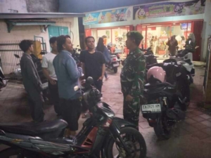 Babinsa Koramil 1628-01/Taliwang Patroli Malam, Imbau Warga Jaga Keamanan Lingkungan
