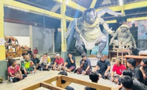 Babinsa Batuan Dampingi Penyerahan Dana Desa untuk Kreativitas Ogoh-Ogoh Pemuda