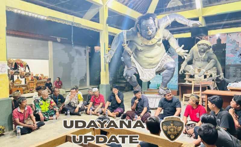 Babinsa Batuan Dampingi Penyerahan Dana Desa untuk Kreativitas Ogoh-Ogoh Pemuda