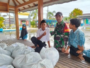 Babinsa Koramil 1628-05/Jereweh Dampingi Program Makan Bergizi Gratis di SDN Goa