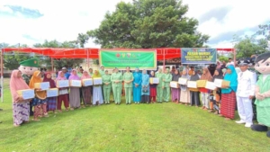 Warga Lansia dan Masyarakat Kurang Mampu Kabupaten Bima Terima Bantuan Sembako Usai TMMD