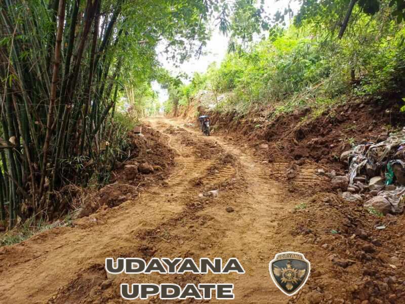 Gunakan Excavator, Kompi Zikon Bantu Warga Buka Jalan Dusun Selang