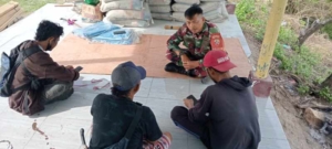 Melalui Komsos, Babinsa Lamusung Ajak Masyarakat Peduli Kebersihan dan Keamanan Lingkungan