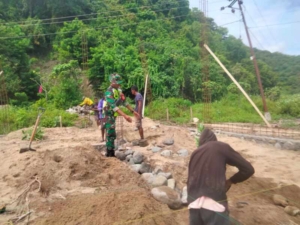Dukung Pembangunan Desa, Babinsa Maurole Pantau Proyek Koperasi Merah Putih