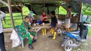 Babinsa Sampir Bersama Puskesmas Laksanakan Pemeriksaan Kesehatan Pekerja Tambang
