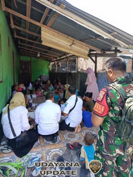 Babinsa Serma Landa Dampingi dan Dorong Warga Aktif Ikuti Posyandu di Desa Jala