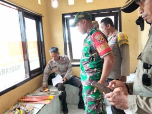 Babinsa Tembalae Bersama Aparat Gabungan Tertibkan Penjual Petasan di Bulan Ramadan