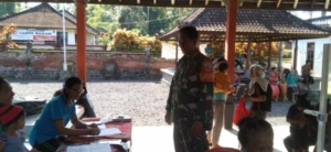 Babinsa 1623-02/Abang Dampingi Kegiatan Posyandu Balita di Dusun Waliang