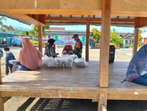 Babinsa Koramil 1628-05/Jereweh Dampingi Program Makan Bergizi Gratis di SD Negeri Goa