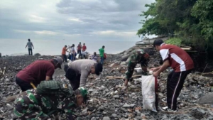 Perangkat Desa Penuktukan Bersama Koramil 04/Tejakula dan Polsek Tejakula Laksanakan Aksi Bersih Pantai