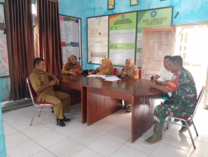 Babinsa Desa Seran Koptu Sugeng Prayitno Laksanakan Komsos, Bahas Rencana Gotong Royong Masjid Bersama Staf Desa
