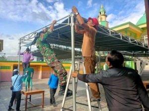 Babinsa Seteluk Rea Bersama AGR dan Warga Gotong Royong Sambut Safari Ramadhan Gubernur NTB