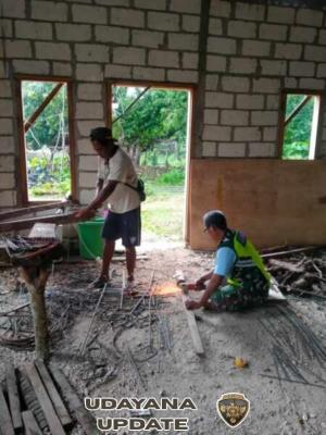 Babinsa Sertu Markus Anin Pantau Pekerjaan Pembangunan KDKMP di Desa Sanggaoen