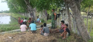 Babinsa Koramil 03/Pahunga Lodu Jalin Komsos Bersama Petani di Desa Kaliuda