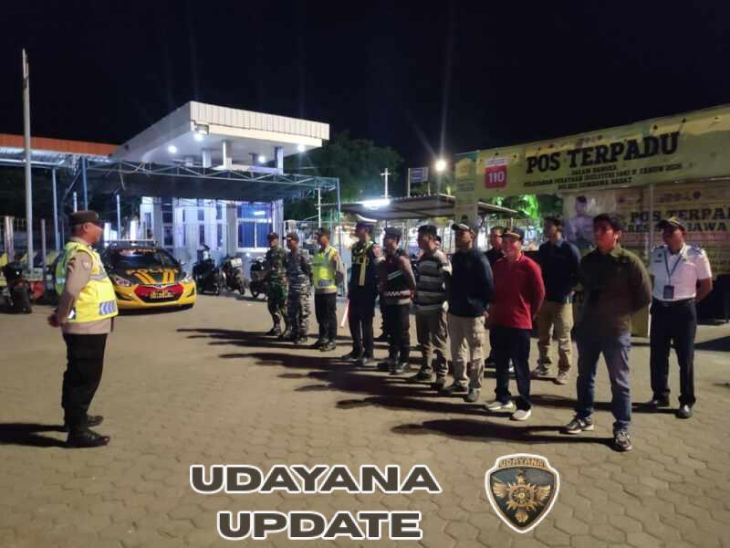 Perkuat Keamanan Wilayah, Babinsa Koramil Poto Tano Ikuti Apel Malam Pengamanan Lebaran
