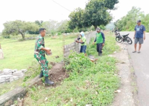 Babinsa Ajak Warga Rawat Fasilitas Umum Saat Komsos di Desa Dorokobo