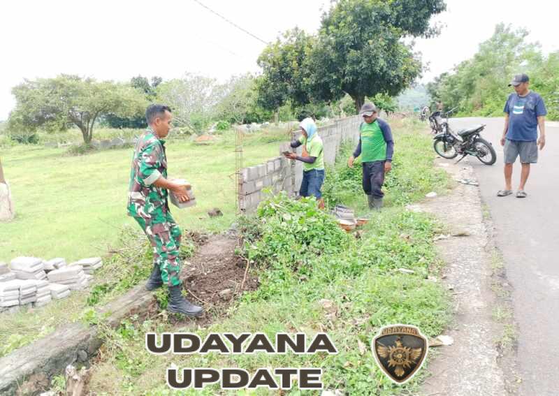 Babinsa Ajak Warga Rawat Fasilitas Umum Saat Komsos di Desa Dorokobo