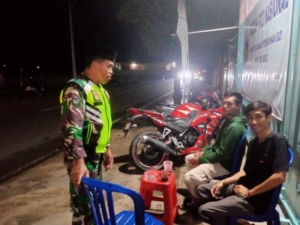 Ronda Malam di Desa Ncandi, Babinsa Ajak Pemuda Jaga Situasi Aman dan Harmonis