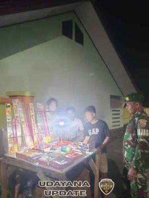 Patroli Malam Koramil 1628-01/Taliwang, Serda Heriyanto Ingatkan Warga Jaga Kamtibmas