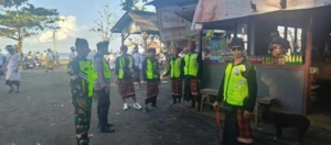 Wujud Sinergi TNI dengan Masyarakat, Babinsa Bajera Utara Kawal Upacara Melasti di Pantai Soka
