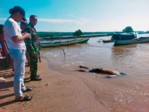 Komsos Babinsa Koramil Sape Berikan Dukungan Psikologis kepada Keluarga Korban