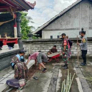 Babinsa Nanga Tumpu Gelar Komsos dan Kerja Bakti Bersama Warga Bali, Jaga Kerukunan Antar Umat
