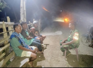 Babinsa Koramil 1614-03/Hu’u Serka Anas Munandar Intensifkan Patroli Ronda Malam di Dusun Woko Rahmat