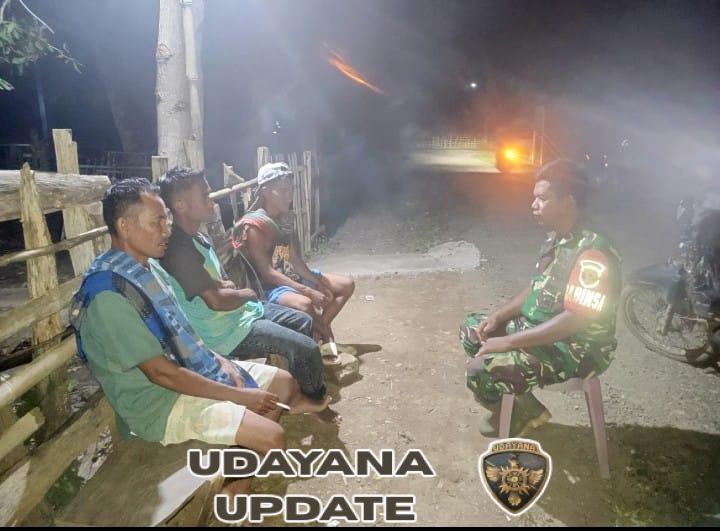 Babinsa Koramil 1614-03/Hu’u Serka Anas Munandar Intensifkan Patroli Ronda Malam di Dusun Woko Rahmat