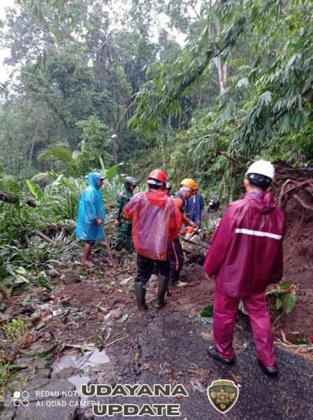 Aparat Gabungan Gelar Penanganan Tanah Longsor Di Desa Timuhun